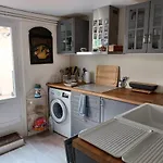 Rez-de-chaussée privatif spacieux 3* d\'une villa centre ville